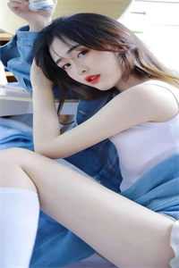 美女脱了内裤打开腿让男人图片