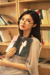 没带奶罩的妇女