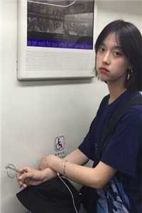 他的手指在下面捣弄着
