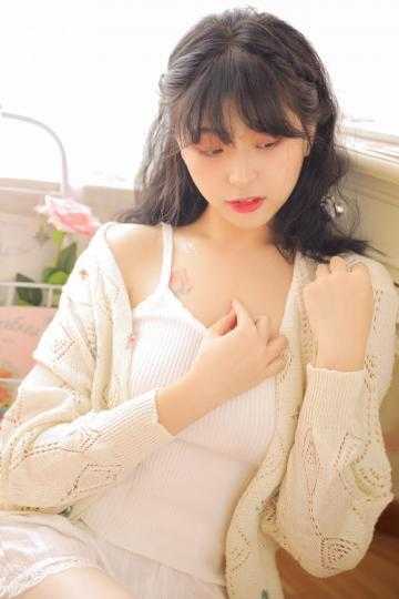 老头大口吸着她的胸乳