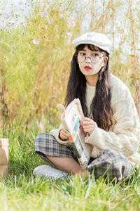 英语老师解开裙子坐我腿中间