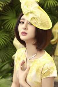 商务旅行带绿帽子的女