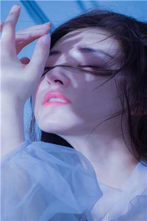 地铁上的强迫h在角落里