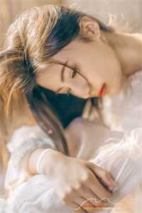 女人脱了精光让男生摸上面