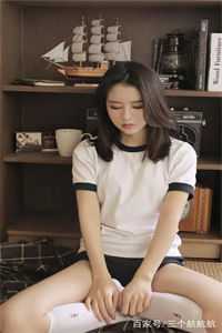 男同桌掀起奶罩又亲又摸