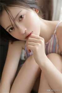 美女脱了内裤露出尿囗出水