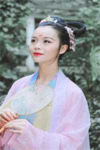 男和女一起打扑克