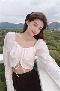 校花的长筒靴踩在我的裆上