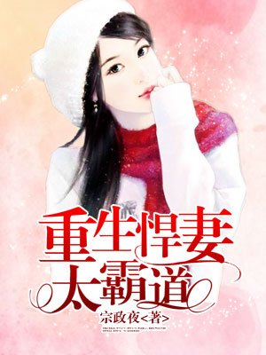 一小孩扒开芭比娃娃的衣服