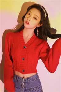 女商务戴绿色帽子蘑菇