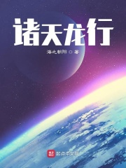 教师弯腰瞬间抓拍图