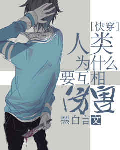 一小孩扒开芭比娃娃的衣服