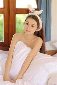 妇女尿沟厕撒尿